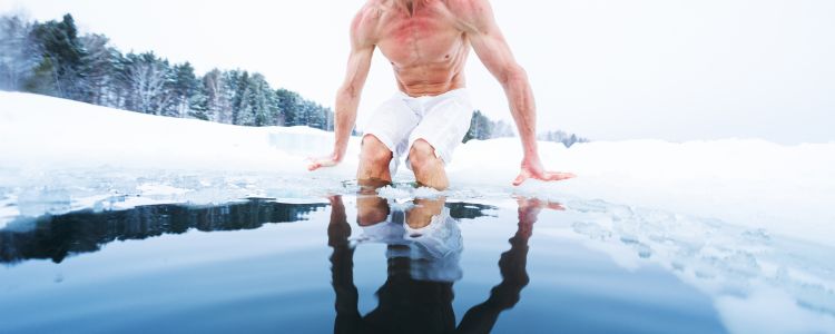 Eisbäder und kaltes Duschen nach der Sauna